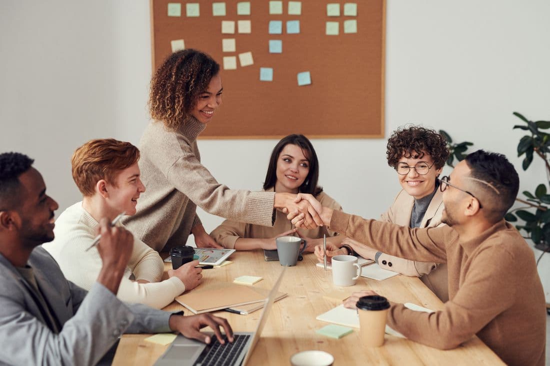 Team im Büro arbeitet mit dem KI-Mitarbeiter